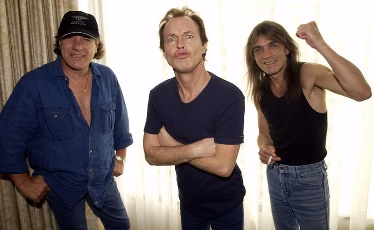 Størstedelen af AC/DC anno 2003 - fra venstre: Brian Johnson, Angus Young og Malcolm Young. Foto: AP