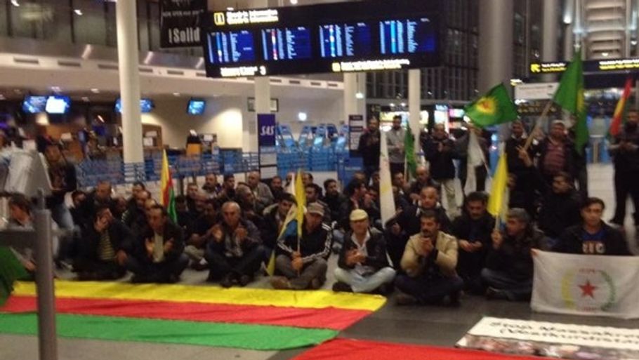 En større gruppe dansk-kurdere lavede mandag aften sit-down protest mod IS i Københavns Lufthavn. (PRIVATFOTO)