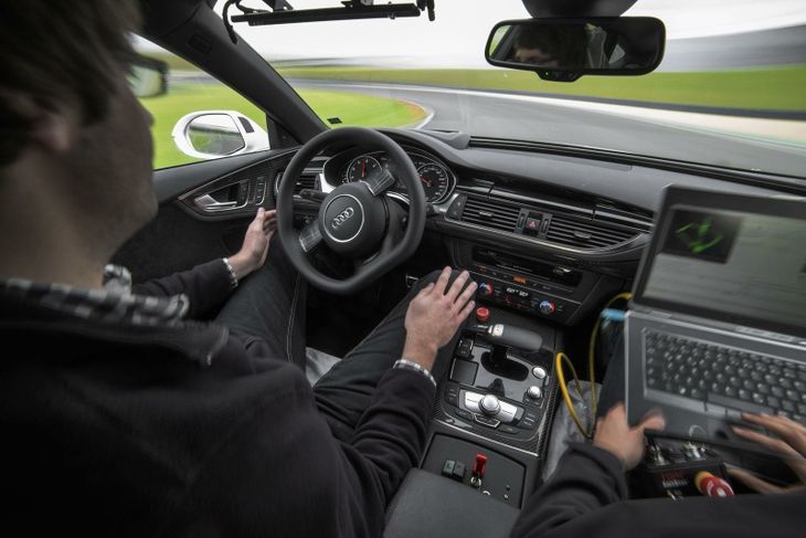 'Look ma', no hands'. Audis ingeniører satser egne liv og lemmer på arbejdet. (Foto: Audi) 