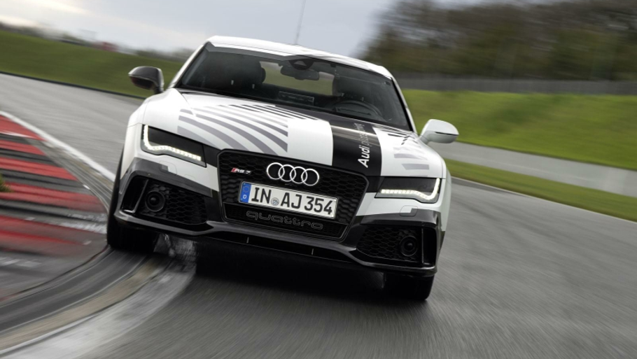 Ja - der er ingen chauffør. men denne Audi RS7 skal runde racerbanen Hockenheimring med op til 240 km/t. (Foto: Audi)