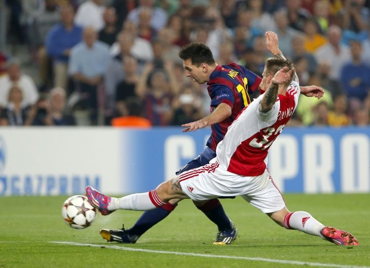 Niki Zimling i kamp med Messi. Foto: AP