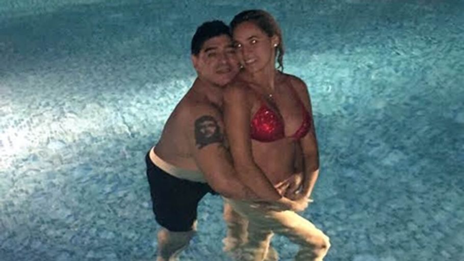 Kærligheden er igen at spore hos parret, der her ses i poolen i Dubai. (Foto: All Over Press)