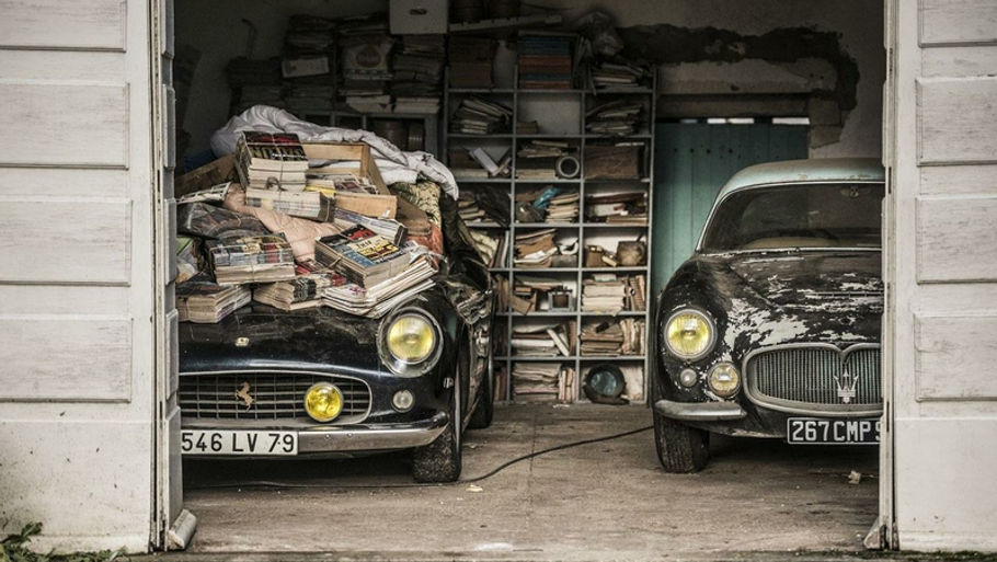 En hver bilsamlers våde drøm - klassisk Ferrari og Maserati står i glemslen og samler støv. (Foto: PR)