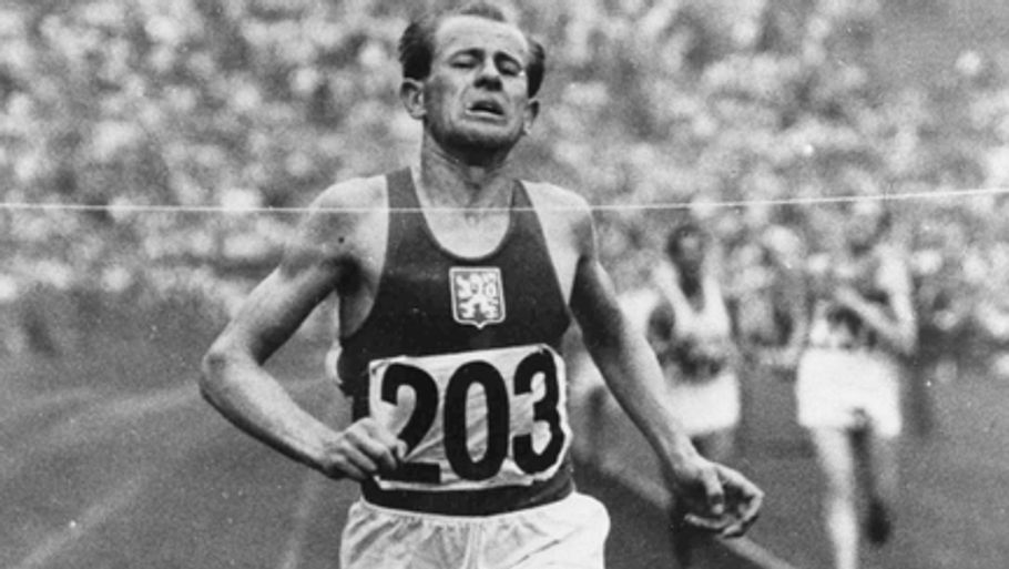 Emil Zatopek vinder 10.000 meter-finalen ved OL i London i 1948. (Foto: AP)