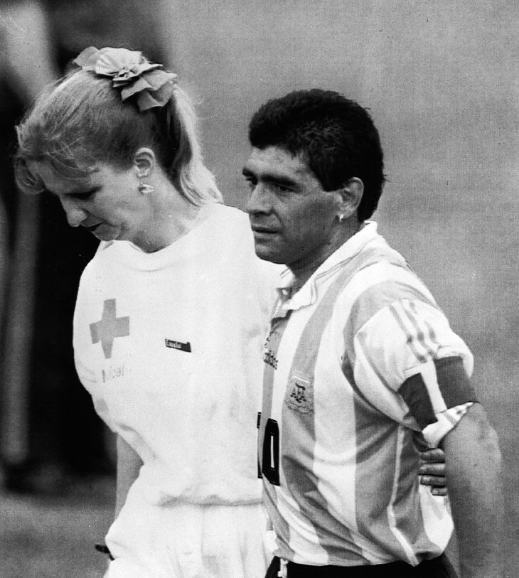 Et af de mest berømte billeder fra VM 1994: Maradona følges med en sygeplejerske til dopingkontrol efter kampen mod Nigeria. Her blev Maradona testet positiv for efedrin og efterfølgende udelukket fra resten af turneringen. (Foto: AP)