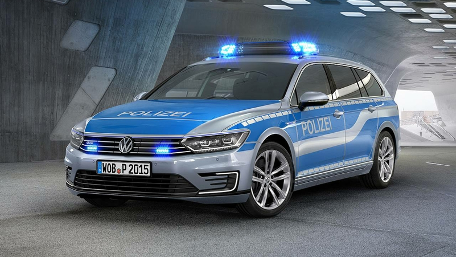 En hybrid-Passat skal fremover fange kriminelle fodgængere på den tyske ø Helgoland. (Foto: VW)