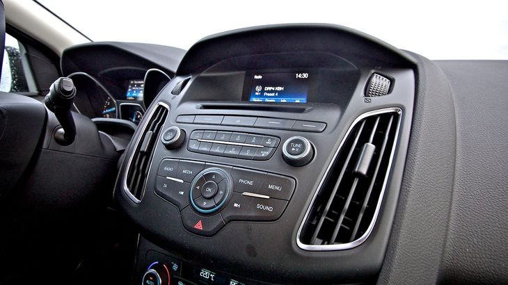 Som standard leveres Focus med den her lille fesne 5-tommer skærm. Vil du have den fede 8-tommer-skærm, som får bilen til at se moderne ud i kabinen og giver navigation og bedre betjening, skal du slippe 11.500 kr. 
