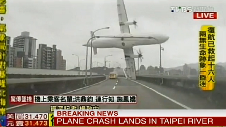 Videoer fra biler viser, hvordan flyet først ramte en bro, inden det landede i floden Keelung (Foto: Channel News Asia)