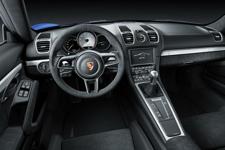Interiøret er udstyret med alcantara. Bemærk gearstangen - den er manuel. Der bliver ingen DSG-gear i GT4. (Foto: Porsche)