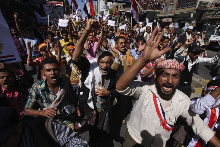 Yemanesisk demonstration mod houthi-bevægelsen, som i februar 2015 overtog magten i hovedstaden. (AP Photo/Anees Mahyoub) 