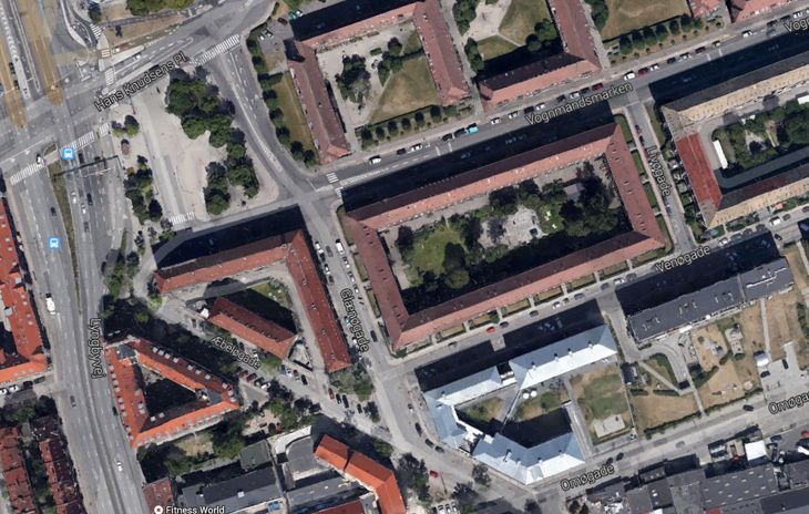 Politiet var i aktion i gaderne Vognmandsmarken, Glænøgade og Venøgade på Østerbro. Lige nu bliver en lejlighed på Vognmandsmarken ved Hans Knudsens Plads ransaget. (Google Maps)