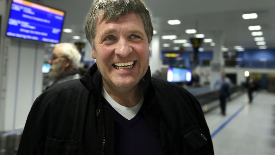 Jan Mølby - her fanget torsdag morgen i Manchesters lufthavn forud for aftenens dartmatch mod Eric Bristow i Liverpool - sidestiller det med fodboldens største sensationer, hvis han formår at besejre den tidligetre femdobbelte verdensmester (Foto: Lars Poulsen).