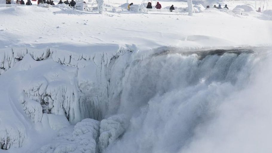 USA er ramt af så voldsomme kuldegrader, at sågar vandfaldene ved Niagara Falls er frosset til is. (Foto: AP)