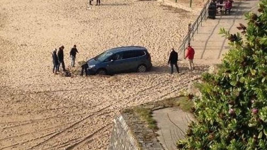 Parret nåede ikke langt ned på stranden, før bilen sad urokkeligt fast.