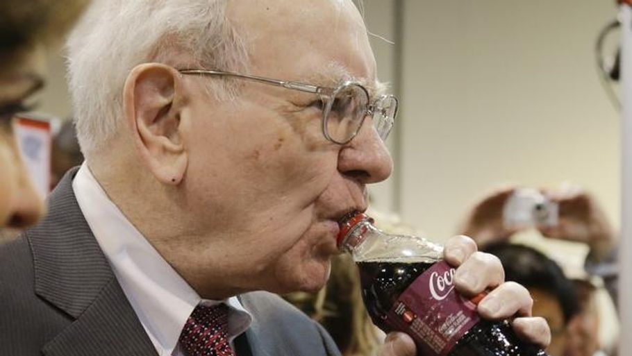 Warren Buffett nyder en cherry coke inden et aktionærmøde i Berkshire Hathaway i maj sidste år. Rigmanden elsker cola og drikker rigeligt af det hver dag. (Foto: AP)
