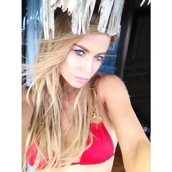Her er Carmen Electra iklædt en lækker rød bikini fra 'Have Faith Swimwear'. Til billedet skriver hun: Eftermiddags brise på Tahiti.(Foto: Instagram)