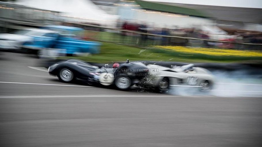 Av - her går det forfærdeligt galt. To uvurderlige sportsvogne støder sammen på Goodwood racerbanen i England. (Foto: Gary Parravani)