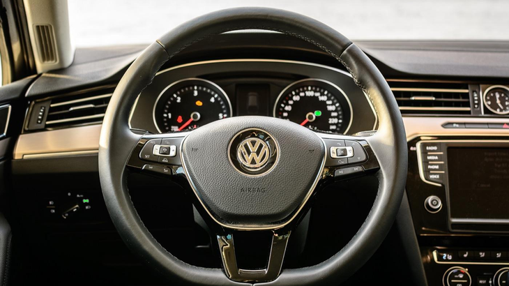 VW har flyttet en masse funktioner over i rattet. Det er muligvis tæt på dine fingre, men du skal bruge alt for meget mental energi på at finde rundt i rullemenuer i instrumentbrættet, når du betjener knapperne på rattet