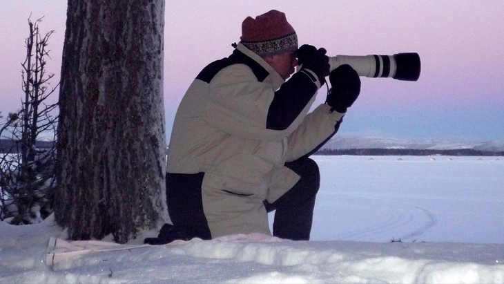 Spionfotografen må ofte vente time- eller dagevis i sit frostkolde skjul bag et træ i håb om det rigtige bilbillede. Foto: Automedia