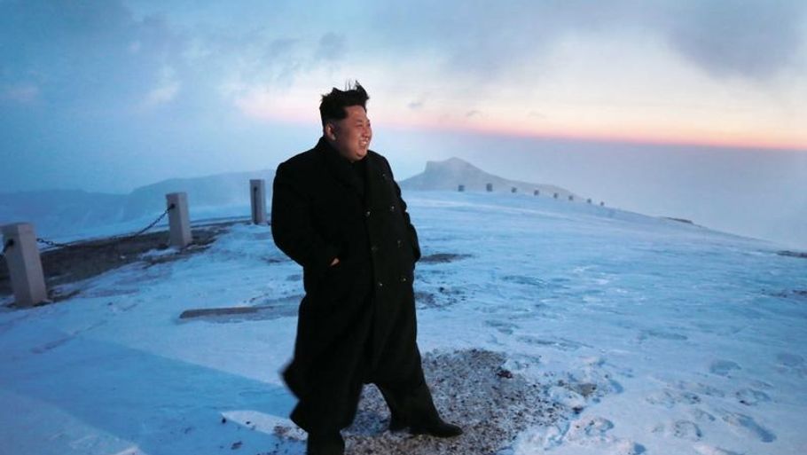 Fra denne sneryddede plet mødte Kim Jong-un ifølge statsstyrede medier piloter fra Nordkoreas militær efter selv at have besteget landets højeste bjerg Mount Paektu. (Foto: Scanpix)