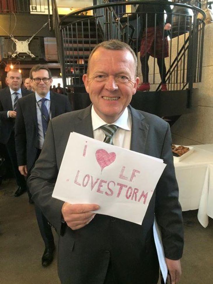 Tidligere statsminister Lars Løkke er en af de politikere, som Freddy Blak har fået til at posere med et skilt for Nakskov. (Foto: Facebook)