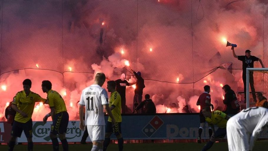 Rammerne omkring opgørene mellem FC København og Brøndby er enestående - og desværre også enestående voldelige. Foto: Lars Poulsen