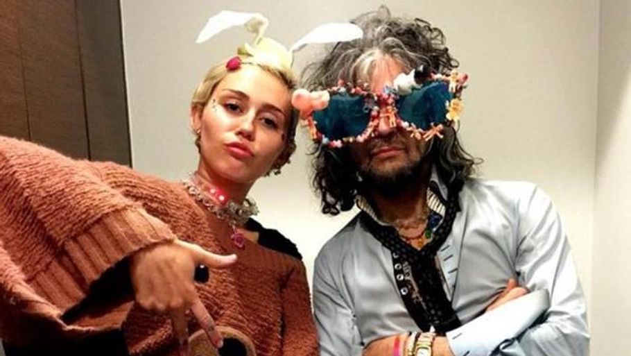Miley Cyrus og Wayne Coyne fra rockbandet The Flaming Lips fortsætter opsigtsvækkende samarbejde. (Foto: Polfoto)
