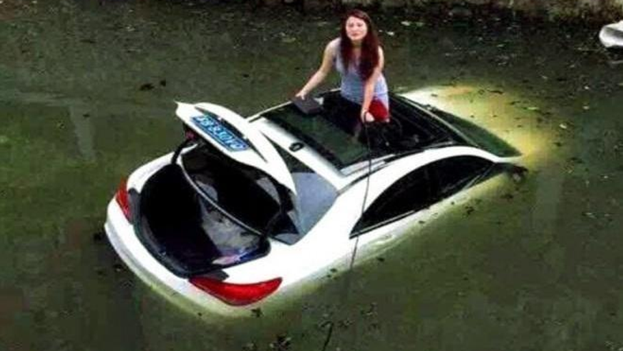 En stakkels kinesisk kvinde havde svært ved at kende forskel på frem og tilbage i hendes Mercedes CLA – det kostede hende dyrt, men i det mindste slap hun tørskoet i land. (Foto: Carnewschina.com)