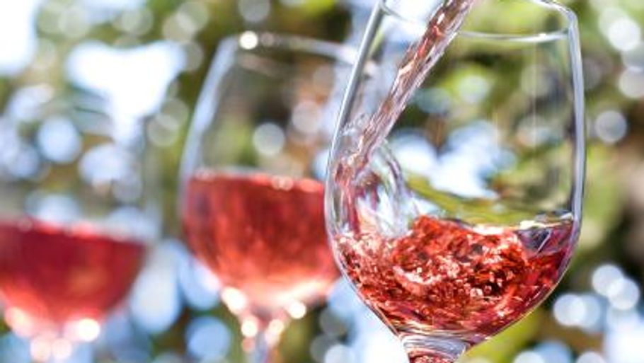 Rosé er lig med sol og sommer. Herunder kan du læse, hvilke vine, du med fordel kan drikke hen over de lune måneder. (Foto: PR)