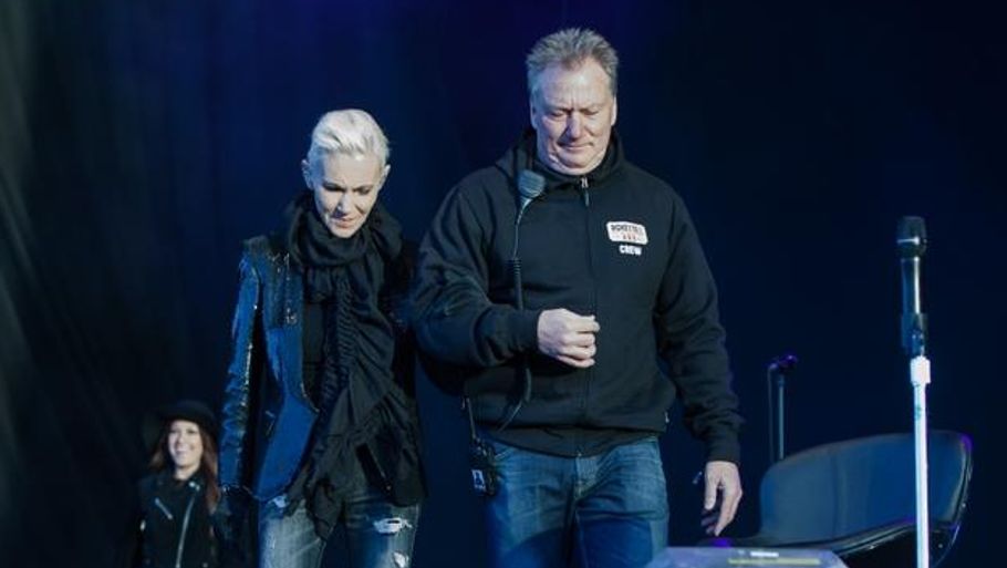 56-årige Marie Fredriksson blev hjulpet på scenen af roadie, der også fulgte stjernen ud. (Foto: Per Lange)
