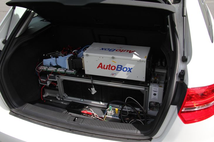 I testbilen er batteriet med vilje større, så test-ingeniørerne ikke behøver at skulle lade på bilen konstant, når de foretager deres tests. 