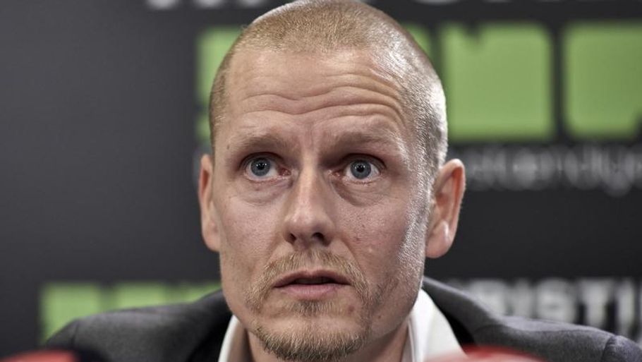 Michael Rasmussen langer ud efter TV2's cykelekspert Henrik Jul Hansen. Foto: Polfoto/Claus Bonnerup.