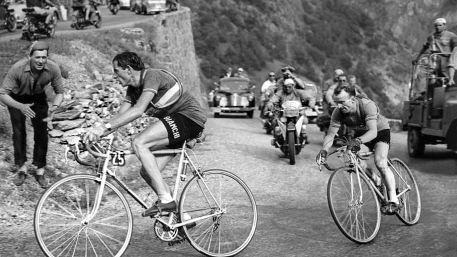 Jean Robic på hjul af legenden Fausto Coppi på etapen fra Lausanne til Alpe d'Huez i 1952. Coppi vandt etapen og siden også Touren. Foto: AP.