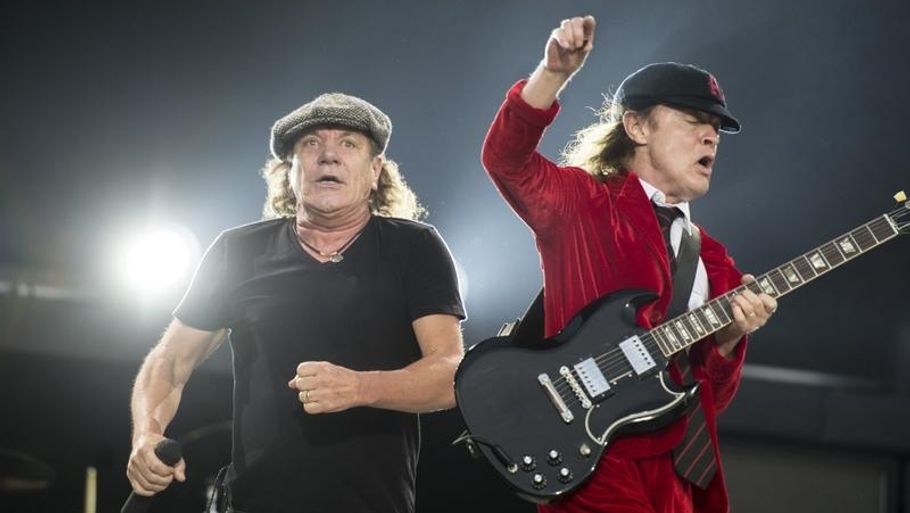 Sanger Brian Johnson og guitarist Angus Young i aktion for AC/DC under en stadionkoncert i Schweiz i 2015. Foto: Ennio Leanza/Keystone/AP