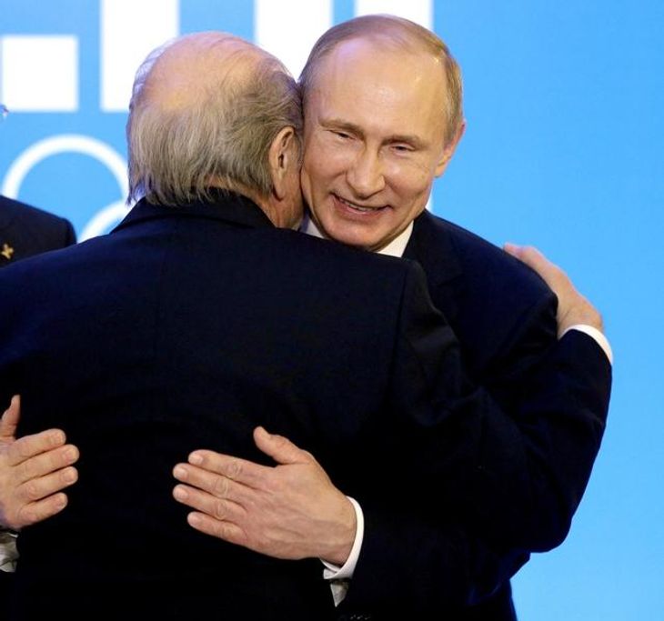 Putin smiler, når han mødes med Blatter. Her fra OL i Sochi i 2014. Foto: AP