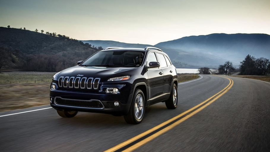 Jeep Cherokee og mange andre modeller i Fiat Chrysler-koncernen kan have et problem med sikkerheden. Via Uconnect kan hackere få udgang til bilen og fjernstyre den. (Foto: Jeep)