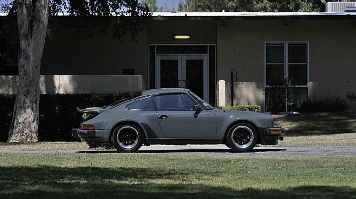Porschen i den specialfremstillede grå farve. (Foto: mecum.com)