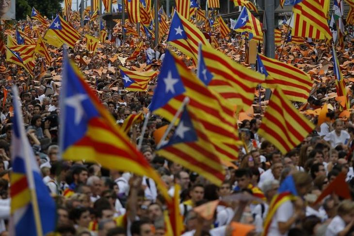 Cataloniens selvstædighed er konstant et stort politisk spørgsmål. Det samler ofte tusindvis af mennesker på gaderne i regionen (Foto: AP)