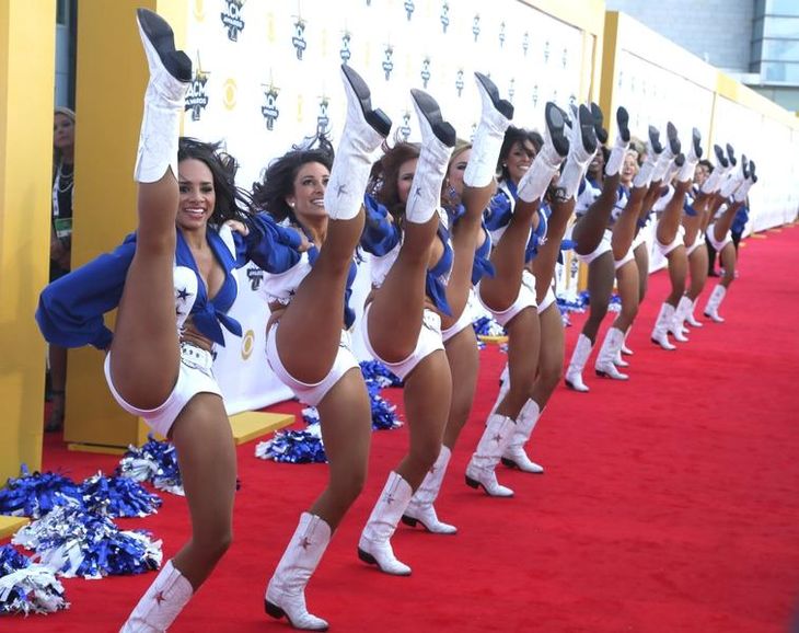 Dallas Cowboys cheerleadere udkommer nu på film, så de selv er hovedpersonerne på den røde løber. Foto: AP