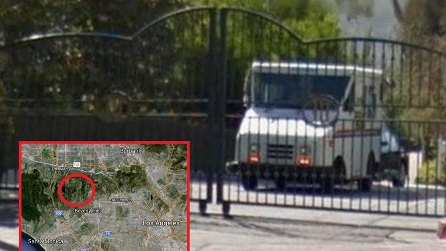 Det var i et nabolag i Beverly Hills bag disse porte, at overgrebet skulle have fundet sted. (Foto fra Google Maps)