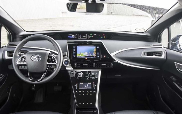Inde i brintbilen ligner Toyota Mirai lidt en Toyota Prius, men den fremstår alligevel en smule mere futuristisk. (Foto: PR)