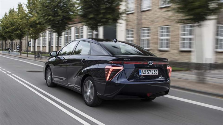 Nu kan du købe Toyotas nye brintbil Mirai i Danmark. Den kører op til 550 kilometer på en tank, men koster til gengæld også lige så meget som en Tesla Model S. (Foto: PR)