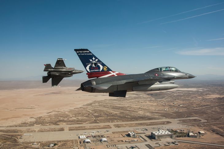 En F-35 Joint Strike Fighter (tv.) sammen med en dansk F-16 under en testflyvning i USA. Foto: Lockheed Martin