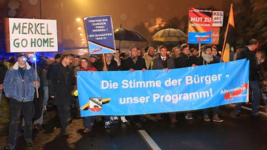Her ses tilhængere af AfD ved en tidligere demonstration, hvor de viser deres utilfredshed med kansler Merkel og hendes asylpolitik.