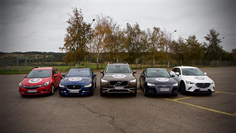 Her er finalefeltet. Fra venstre er det Opel Astra, Jaguar XE, Volvo XC90, Audi A4 og Mazda CX-3.