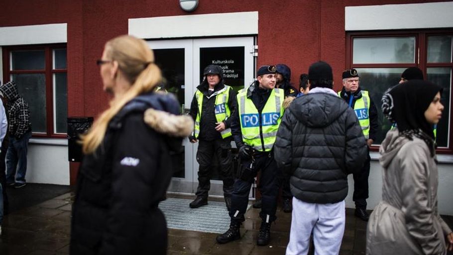 Vagter Står Klar Ved Svensk Skoleåbning Efter Sværd-drab – Ekstra Bladet