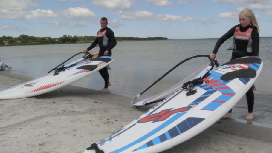 Randi og Niels prøvede windsurfing på deres bryllupsrejse til Bornholm. (Foto: Snowman Productions/DR)