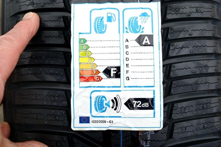 Mærkningen gør det let gennemskueligt at sammenligne dæk på de tre forskellige parametre. (Foto: PR)
