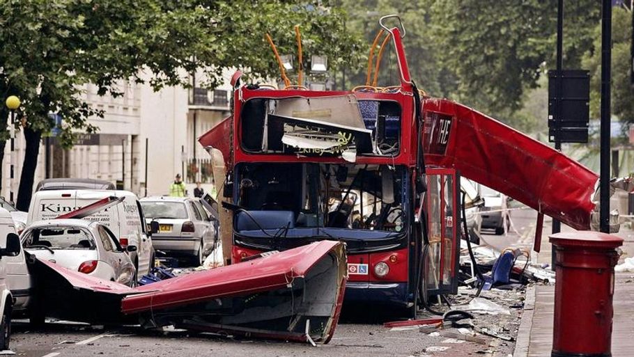 I London blev en bus sprængt i 2005 med en bombe i en rygsæk. Andre bomber blev sprængt i Undergrundsbanen. Foto: PETER MACDIARMID/PA PHOTOS