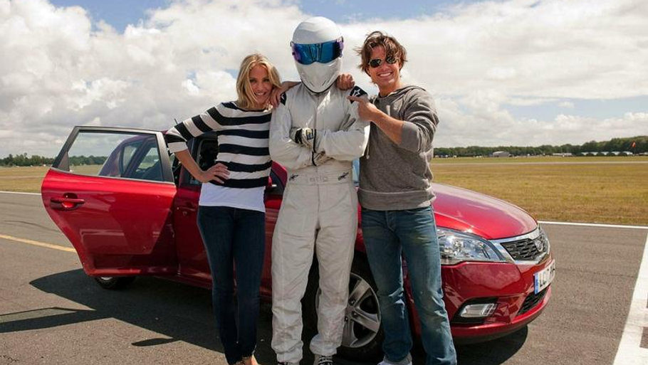 The Stig er kendt fra tv-showet Top Gear, hvor han altid hjelmklædt tester biler på racerbanen - her sammen med skuespillerne Cameron Diaz og Tom Cruise, som blandt mange andre har medvirket i programmet. (Arkivfoto: BBC/AP)
